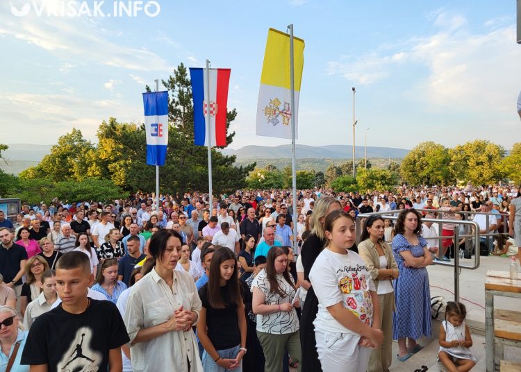 Široki Brijeg: Mnoštvo vjernika na procesiji i Uočnici Velike Gospe