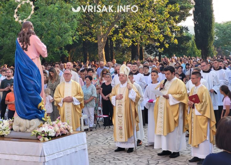 Široki Brijeg: Mnoštvo vjernika na procesiji i Uočnici Velike Gospe