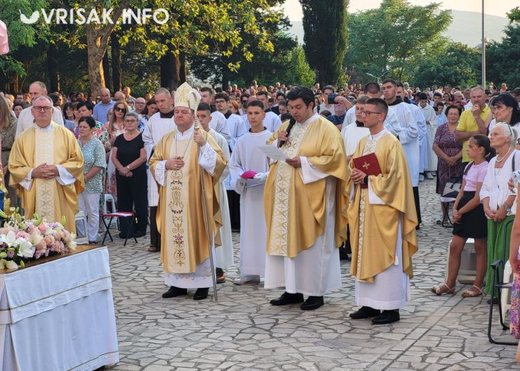 Široki Brijeg: Mnoštvo vjernika na procesiji i Uočnici Velike Gospe