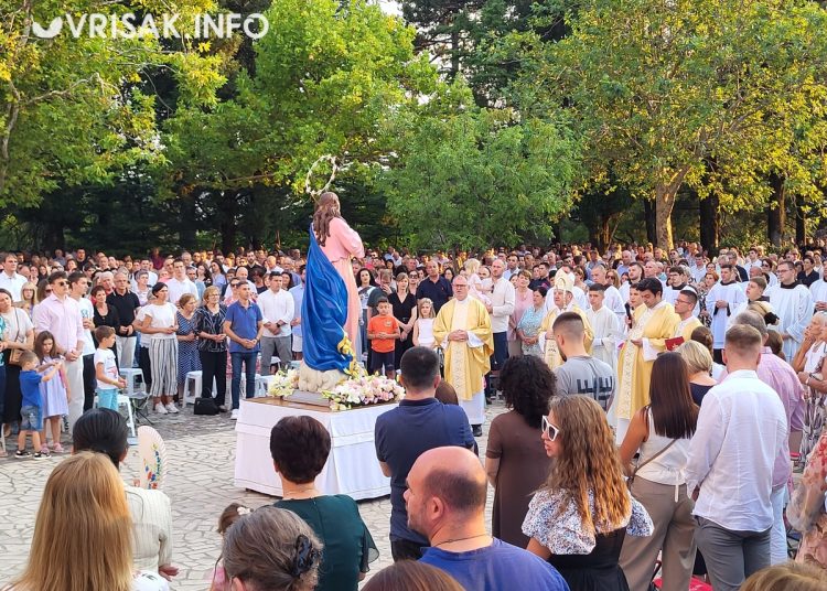 Široki Brijeg: Mnoštvo vjernika na procesiji i Uočnici Velike Gospe
