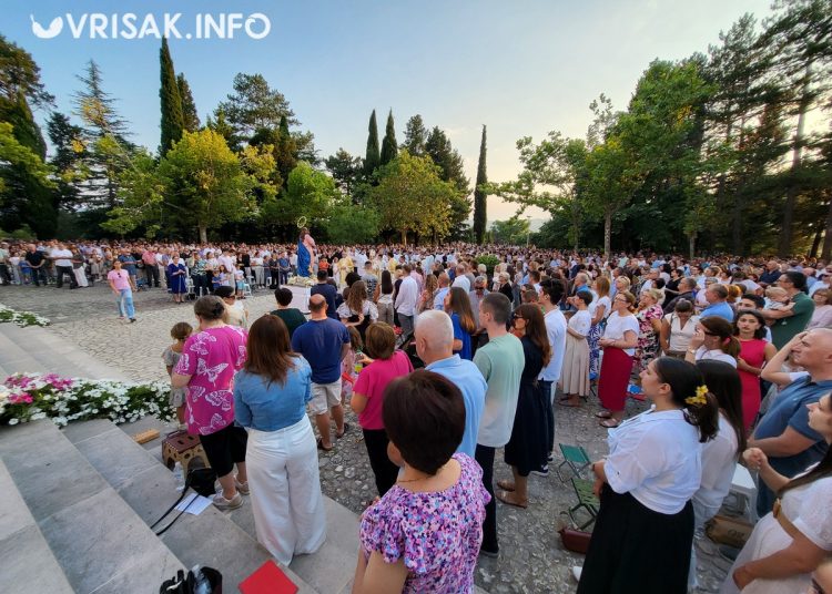 Široki Brijeg: Mnoštvo vjernika na procesiji i Uočnici Velike Gospe