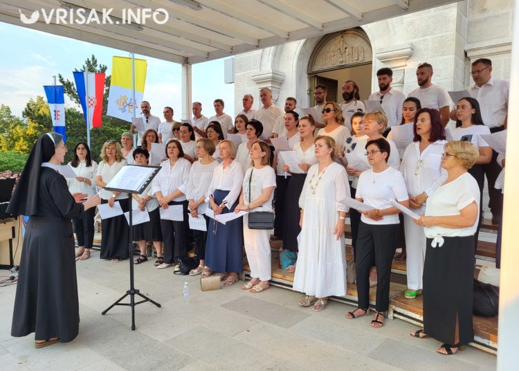 Široki Brijeg: Mnoštvo vjernika na procesiji i Uočnici Velike Gospe
