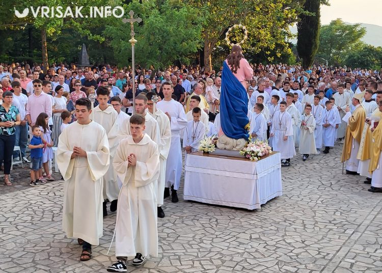 Široki Brijeg: Mnoštvo vjernika na procesiji i Uočnici Velike Gospe