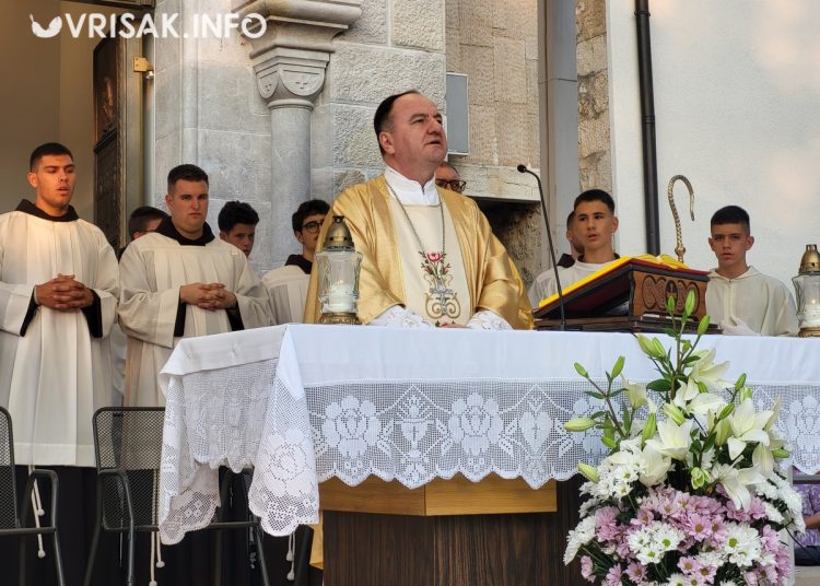 Široki Brijeg: Mnoštvo vjernika na procesiji i Uočnici Velike Gospe