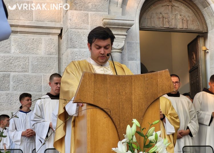 Široki Brijeg: Mnoštvo vjernika na procesiji i Uočnici Velike Gospe