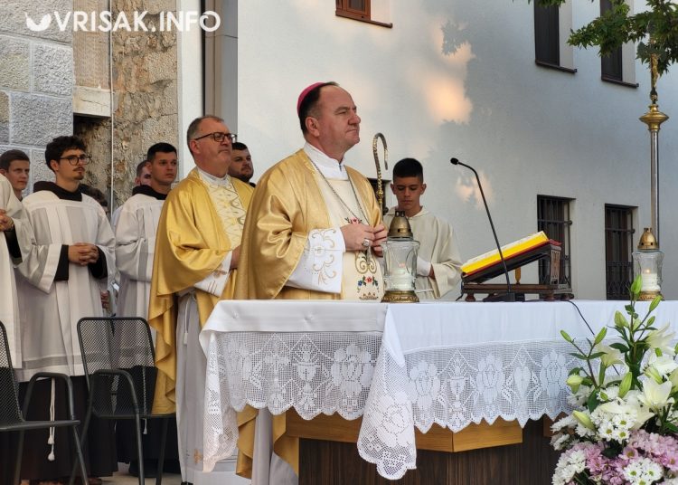 Široki Brijeg: Mnoštvo vjernika na procesiji i Uočnici Velike Gospe