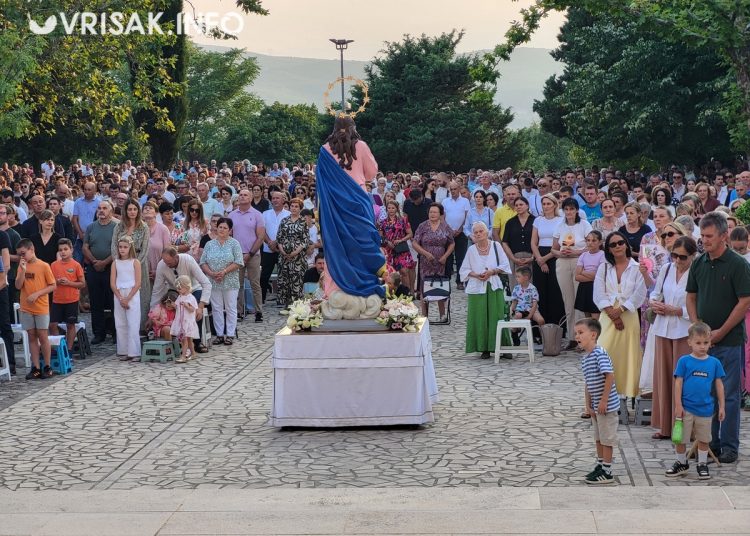 Široki Brijeg: Mnoštvo vjernika na procesiji i Uočnici Velike Gospe