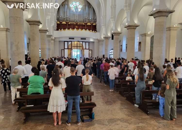 Široki Brijeg: Mnoštvo vjernika na procesiji i Uočnici Velike Gospe