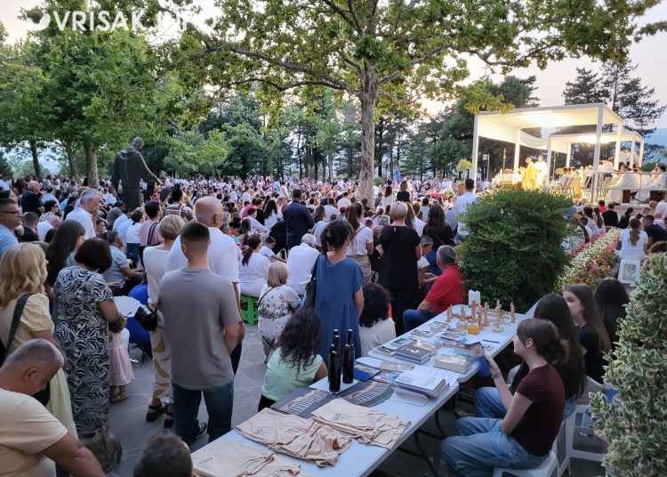 Široki Brijeg: Mnoštvo vjernika na procesiji i Uočnici Velike Gospe