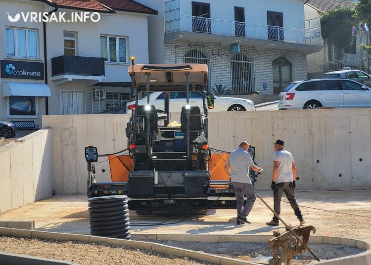 Široki Brijeg: Počelo asfaltiranje parkinga podno ‘Krunine strane’