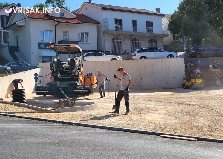 Široki Brijeg: Počelo asfaltiranje parkinga podno ‘Krunine strane’