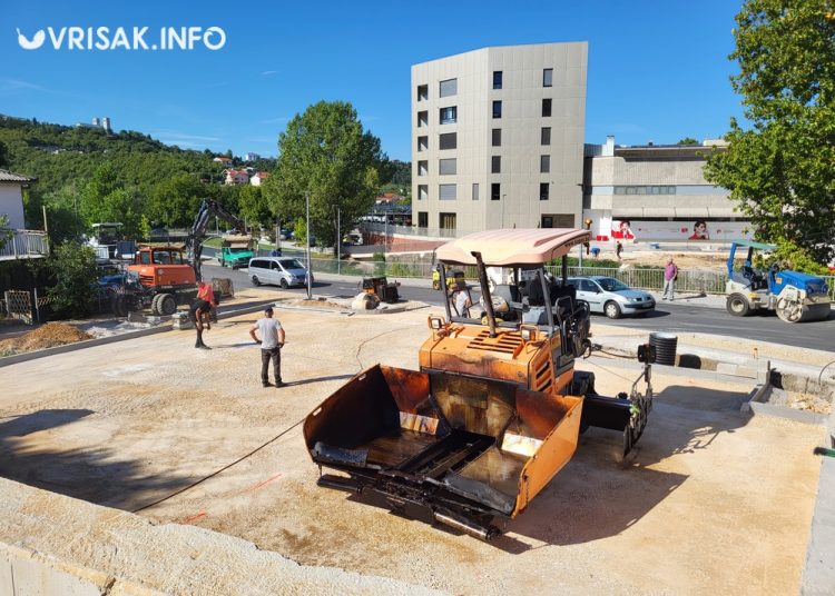 Široki Brijeg: Počelo asfaltiranje parkinga podno ‘Krunine strane’