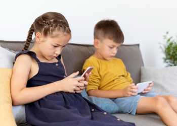 Stručnjaci upozoravaju da je vrijeme za zabranu pametnih telefona za djecu