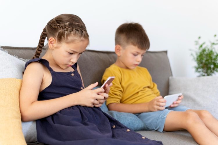 Stručnjaci upozoravaju da je vrijeme za zabranu pametnih telefona za djecu