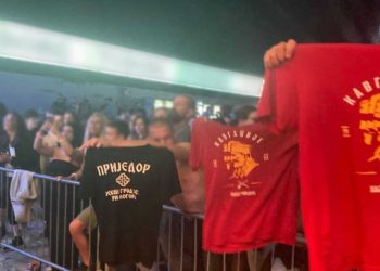 (VIDEO) Skandal na festivalu u Prijedoru: Prvi red s majicom “Je*eš grad bez tri logora”