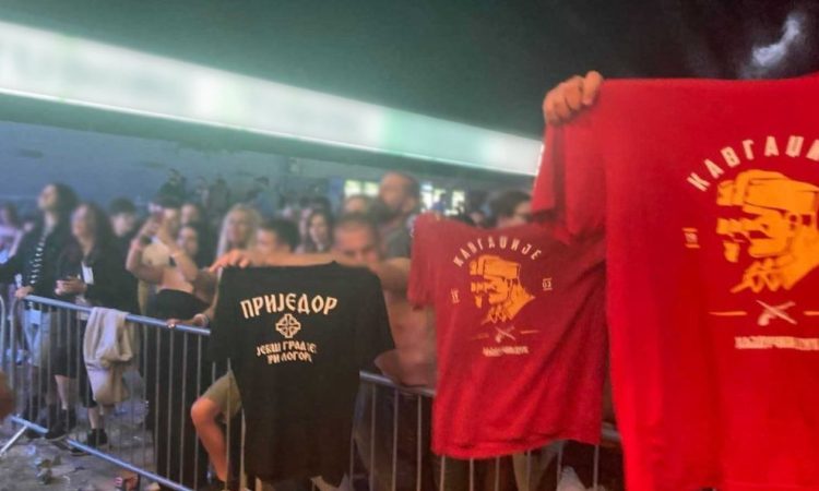 (VIDEO) Skandal na festivalu u Prijedoru: Prvi red s majicom “Je*eš grad bez tri logora”
