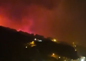 (VIDEO) Veliki požar između Splita i Omiša: Stigla su dva kanadera, zatvorena je Jadranska magistrala