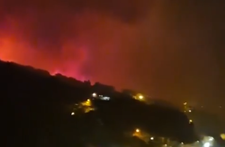 (VIDEO) Veliki požar između Splita i Omiša: Stigla su dva kanadera, zatvorena je Jadranska magistrala
