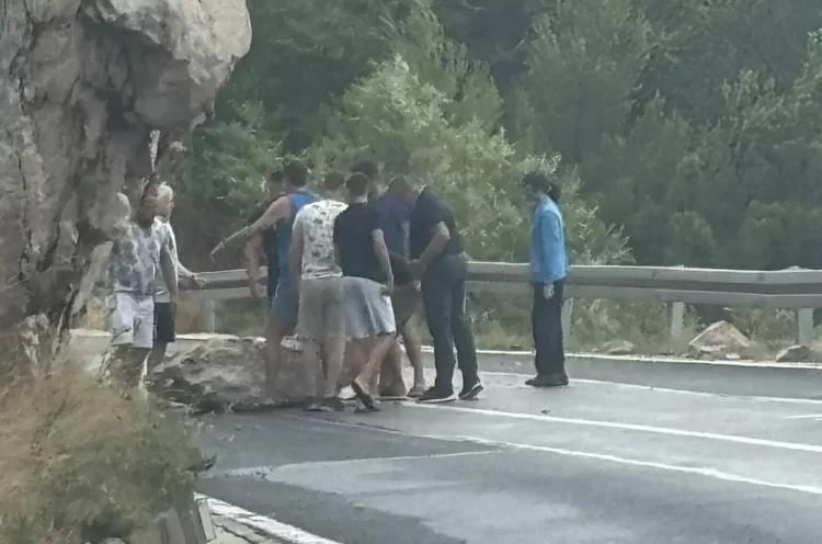 Odvalila se kamena gromada na opasnim krivinama blizu Makarske