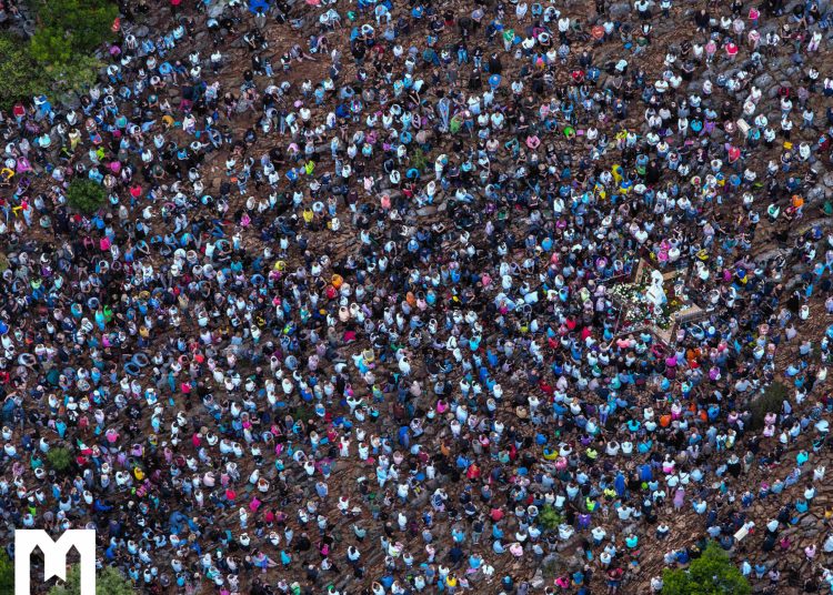 (FOTO) Molitva krunice na Brdu ukazanja otvorila drugi dan 36. Mladifesta