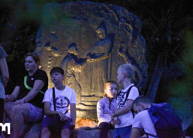 (FOTO) Molitva krunice na Brdu ukazanja otvorila drugi dan 36. Mladifesta