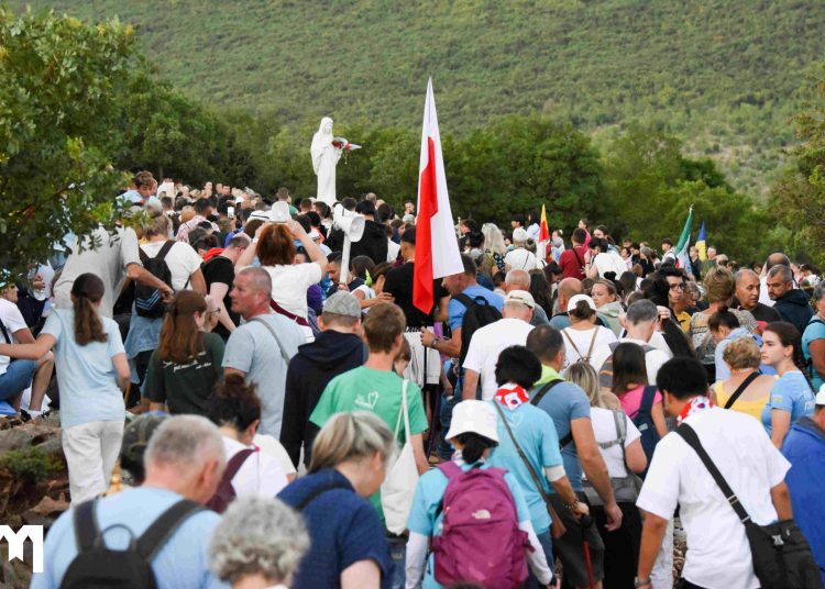 (FOTO) Molitva krunice na Brdu ukazanja otvorila drugi dan 36. Mladifesta