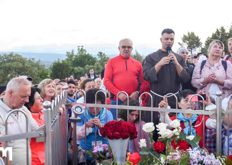 (FOTO) Molitva krunice na Brdu ukazanja otvorila drugi dan 36. Mladifesta