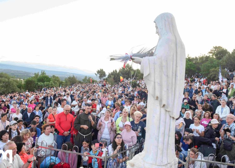 (FOTO) Molitva krunice na Brdu ukazanja otvorila drugi dan 36. Mladifesta