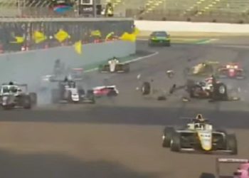 (VIDEO) Masovni kaos na utrci Formule 4: Sudar čak 15 bolida
