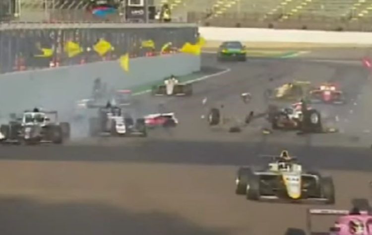 (VIDEO) Masovni kaos na utrci Formule 4: Sudar čak 15 bolida