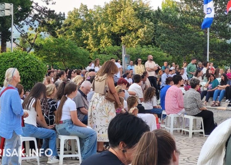 (VIDEO) Široki Brijeg: Veliki broj vjernika na prvoj večeri devetnice Velikoj Gospi