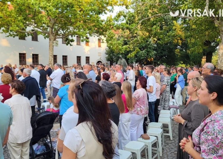 (VIDEO) Široki Brijeg: Veliki broj vjernika na prvoj večeri devetnice Velikoj Gospi