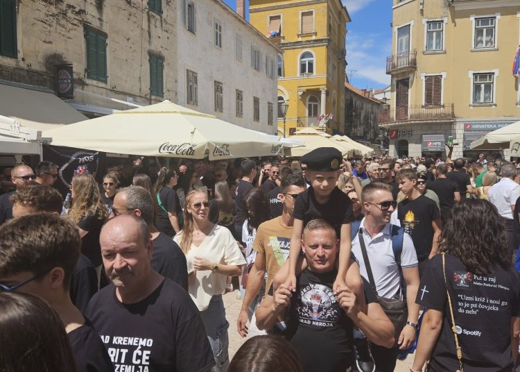 Fra Mario Knezović prenosi atmosferu iz Sinja uz pjesmu “Moja Hercegovina”