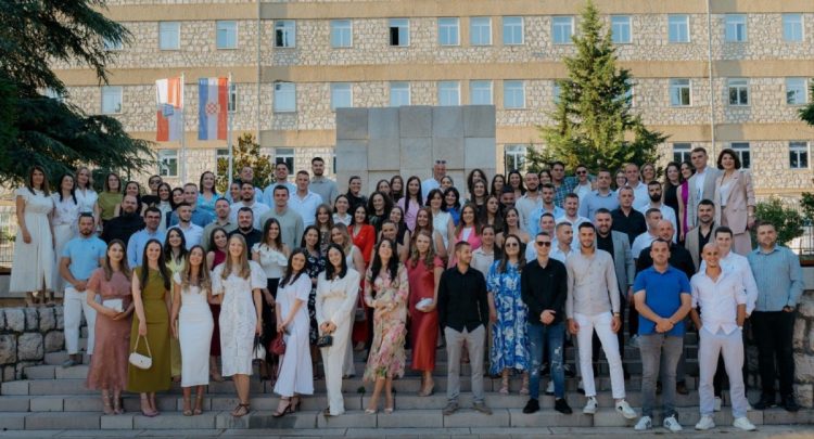 Bivši maturanti donirali sredstva Crvenom križu Grude