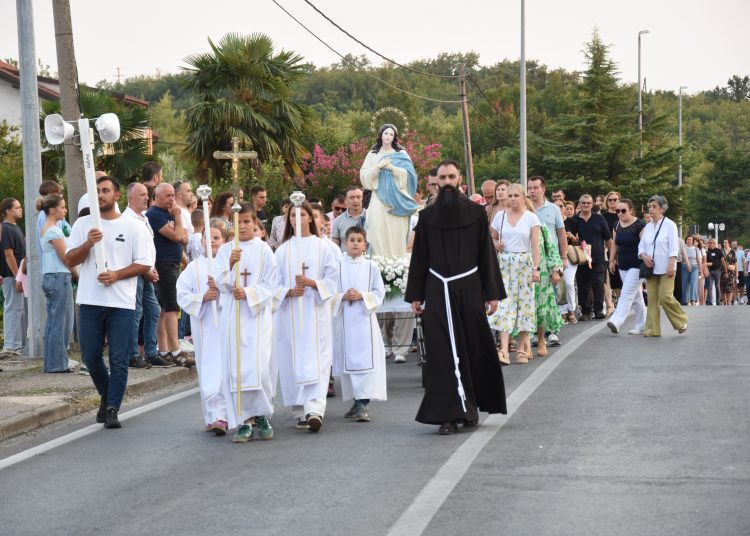 Procesija u Čitluku na uočnicu Velike Gospe: Zahvala Mariji i počast braniteljima