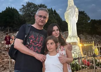 Karamarko s kćerkama u Međugorju: Obiteljski trenutak na Brdu ukazanja
