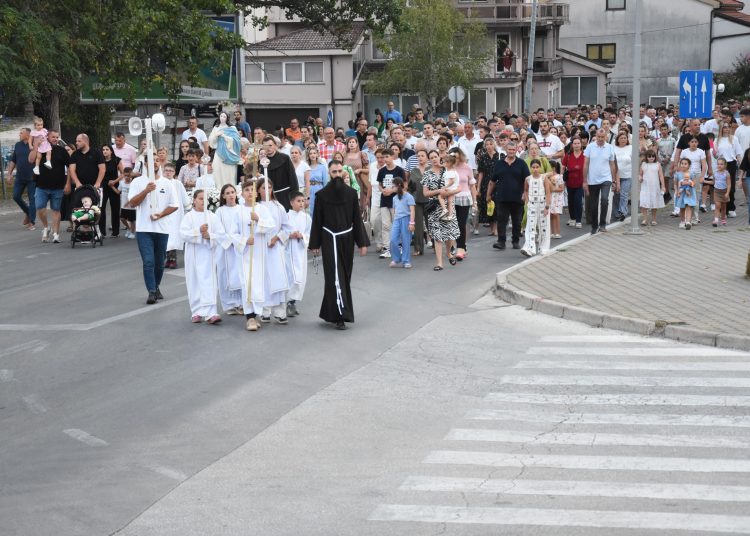 Procesija u Čitluku na uočnicu Velike Gospe: Zahvala Mariji i počast braniteljima
