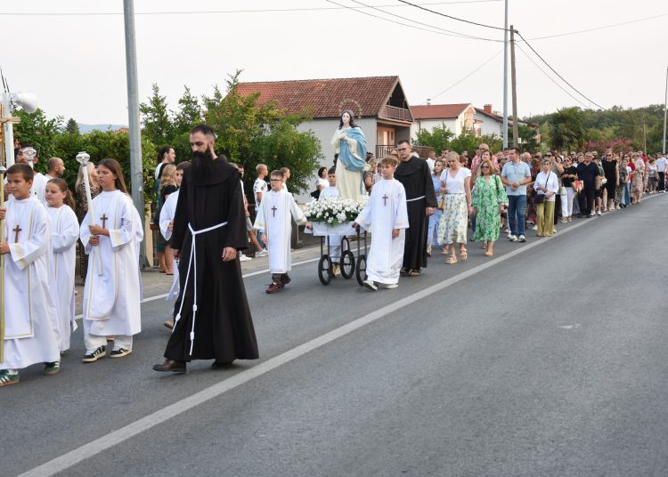 Procesija u Čitluku na uočnicu Velike Gospe: Zahvala Mariji i počast braniteljima
