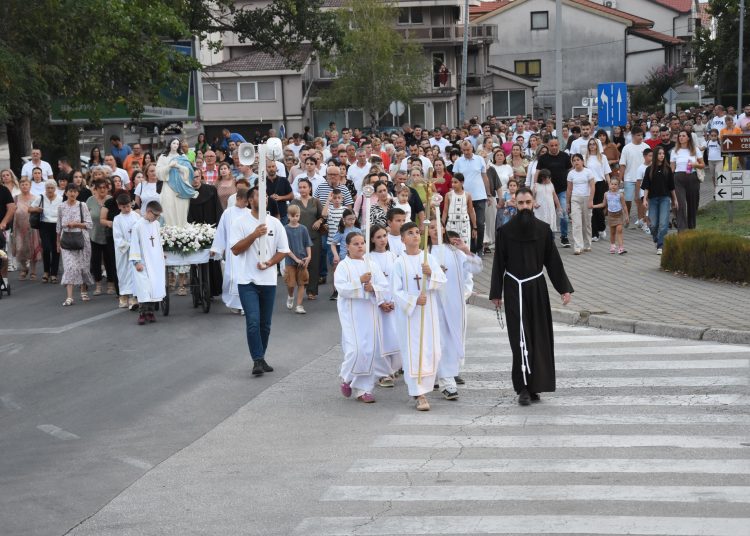 Procesija u Čitluku na uočnicu Velike Gospe: Zahvala Mariji i počast braniteljima