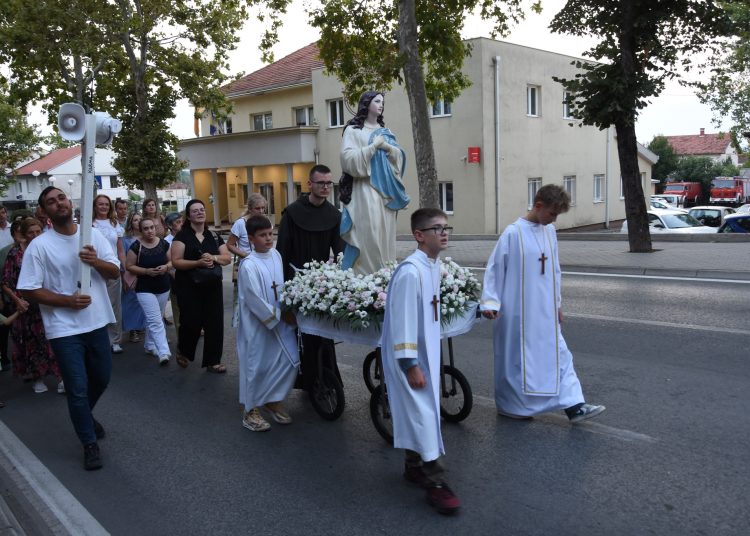 Procesija u Čitluku na uočnicu Velike Gospe: Zahvala Mariji i počast braniteljima