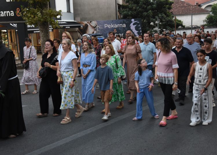 Procesija u Čitluku na uočnicu Velike Gospe: Zahvala Mariji i počast braniteljima