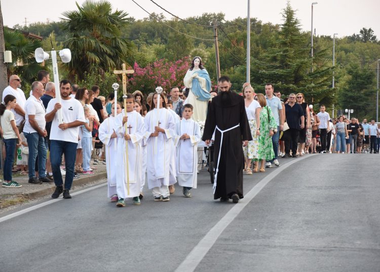 Procesija u Čitluku na uočnicu Velike Gospe: Zahvala Mariji i počast braniteljima