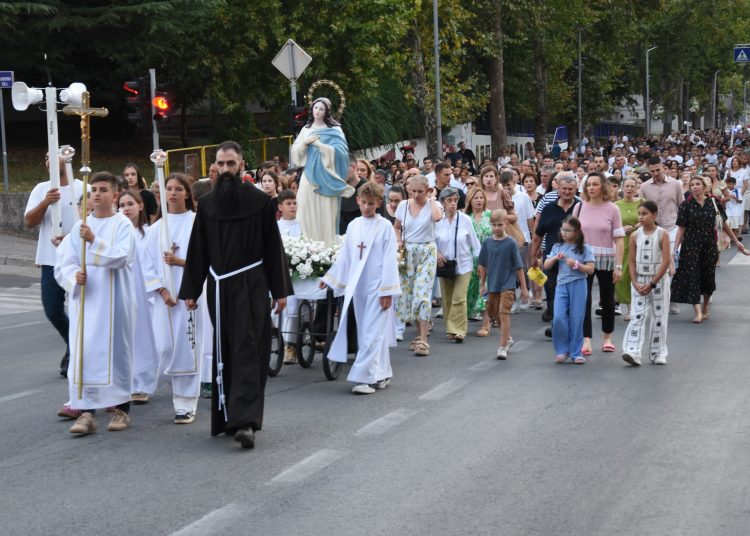 Procesija u Čitluku na uočnicu Velike Gospe: Zahvala Mariji i počast braniteljima