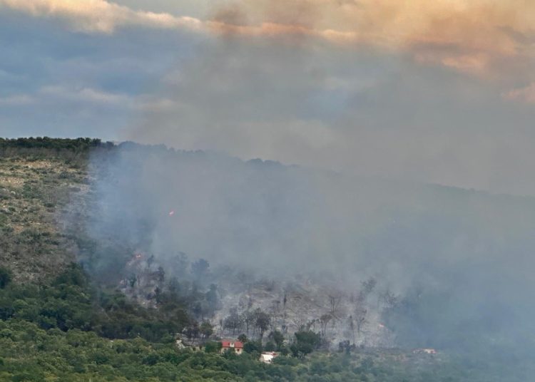Široki Brijeg: Vatrogasci se bore s velikim požarom u Crnču
