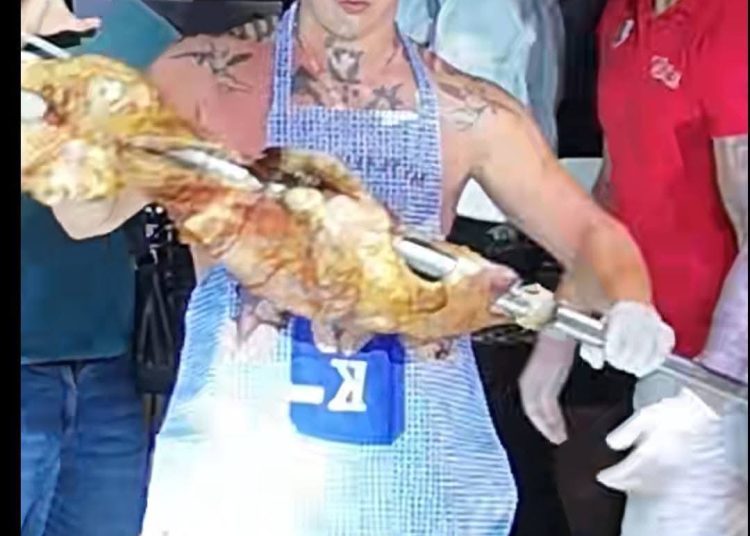 Desingerica ponovo šokirao: Na nastup u Budvi donio pečeno prase i hranio publiku