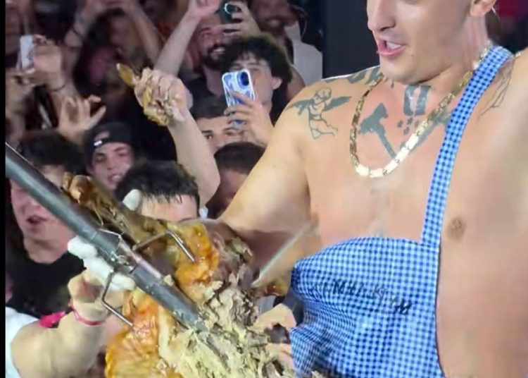 Desingerica ponovo šokirao: Na nastup u Budvi donio pečeno prase i hranio publiku