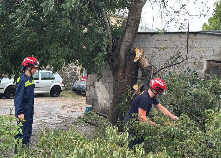 Kiša izazvala niz intervencija: Čitlučki i Neumski vatrogasci na terenu cijeli dan
