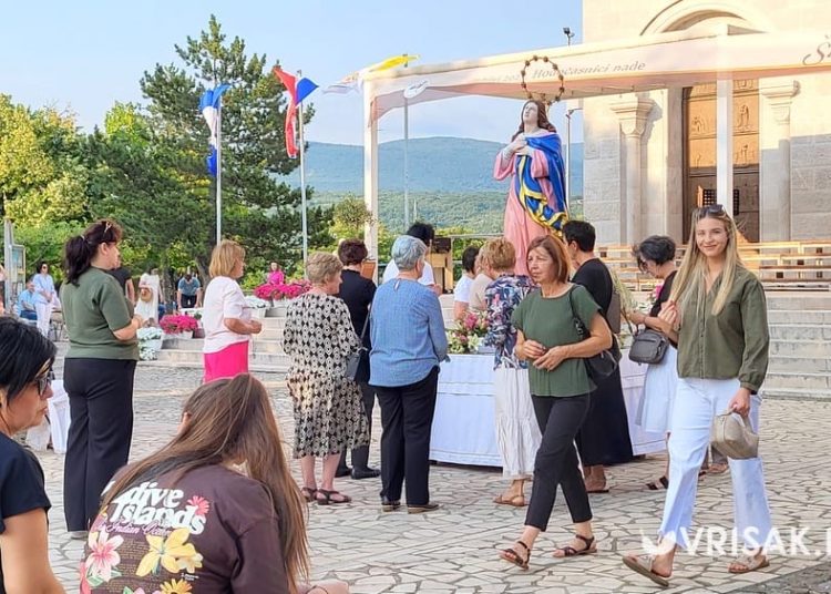 (VIDEO) Široki Brijeg: Veliki broj vjernika na prvoj večeri devetnice Velikoj Gospi