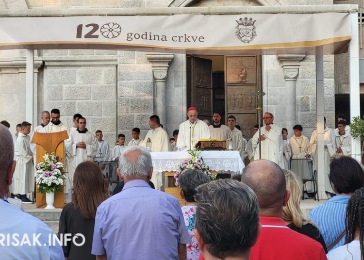(VIDEO) Široki Brijeg: Veliki broj vjernika na prvoj večeri devetnice Velikoj Gospi