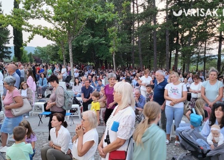 (VIDEO) Široki Brijeg: Veliki broj vjernika na prvoj večeri devetnice Velikoj Gospi